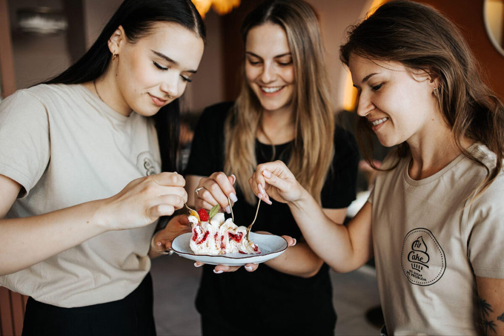 Zespół Fit Cake dzielący się deserem